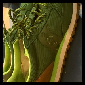 Green Saucony men's tennis shoes